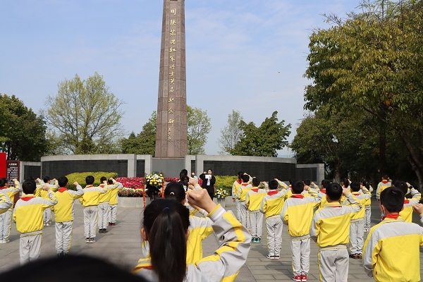 巴州区第六小学校： 组织清明祭英烈主题教