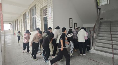 巴州区凌云初级中学校开展消防疏散演练