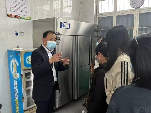 恩阳区第一小学开展“食堂开放日”活动 家