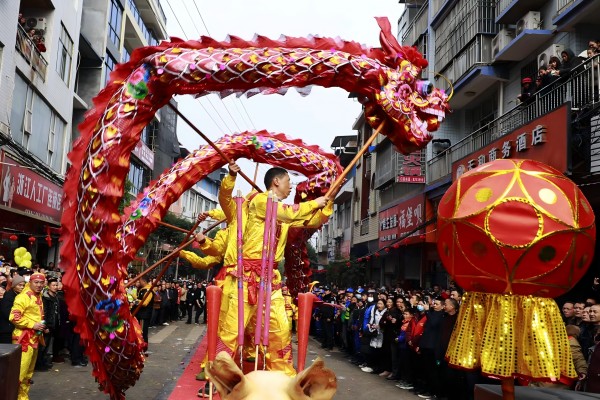 甘棠-巫山火龙队兴趣社团联合开展耍火龙活动.jpg 甘棠-巫山火龙队兴趣社团联合开展耍火龙活动.jpg