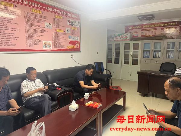 布拖县委老干部局组织离退休干部收听收看第