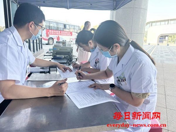 为生命续航——恩阳区人民医院百名医护撸袖献血迎“世界献血者日”
