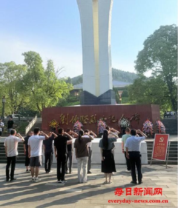 平昌县西兴初中党支部开展建党104周年庆