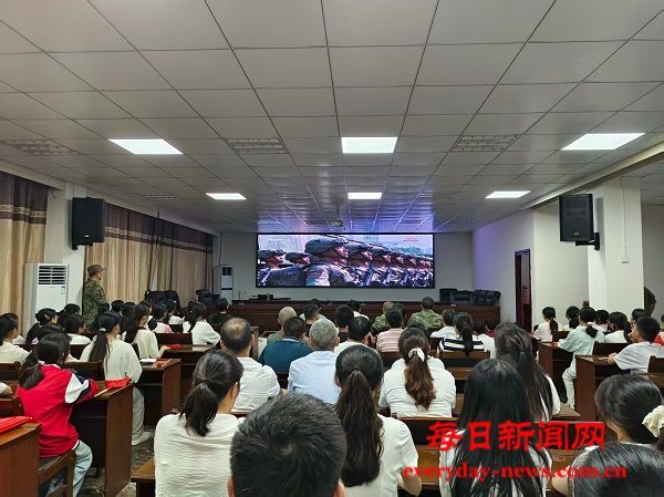 恩阳区花丛中学师生同观阅兵盛典，抗战精神