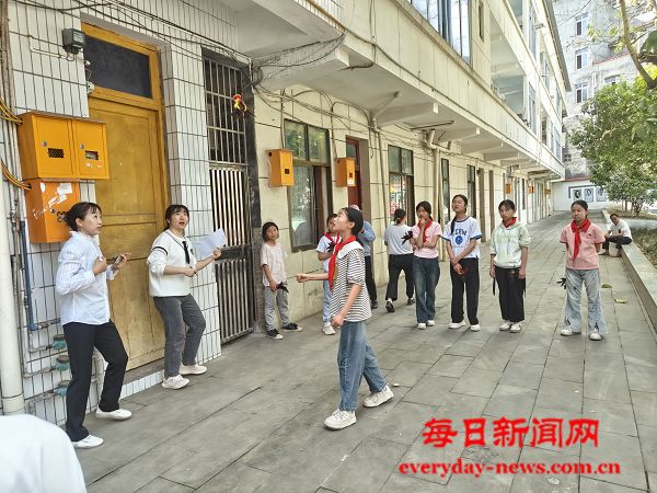 恩阳区群乐小学：跳跃的毽子，快乐的孩子