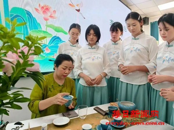 巴中市职业中学茶艺工作坊开展静心茶文化体