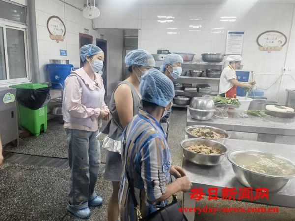 巴州区梁永初中成功开展食堂开放日活动