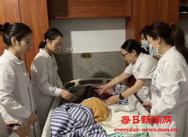 情暖养老院 义诊送健康——渠县人民医院老