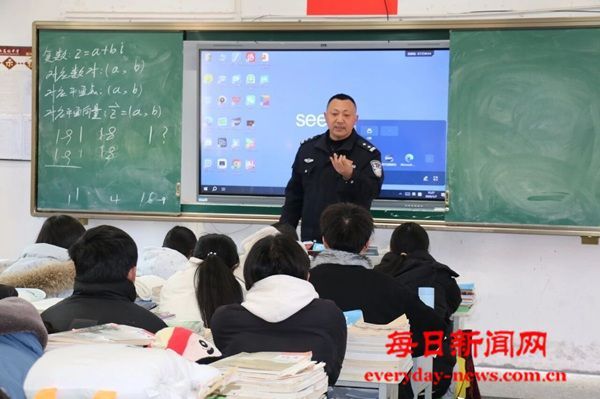 法治课堂进校园 警校携手护成长——通江县