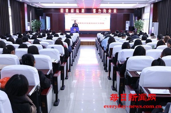 巴州区第三小学召开2025年秋季学期总结