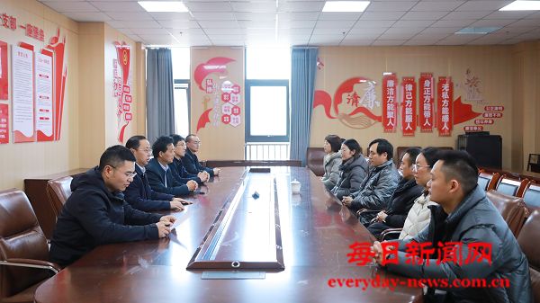 恩阳区职业中学：开学首日获赠锦旗 家校同