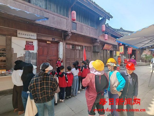 恩阳区第一小学红领巾讲解员走进古镇 用童