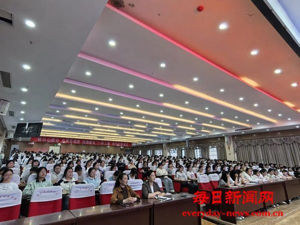 通江县实验中学举办高2025级女生青春期