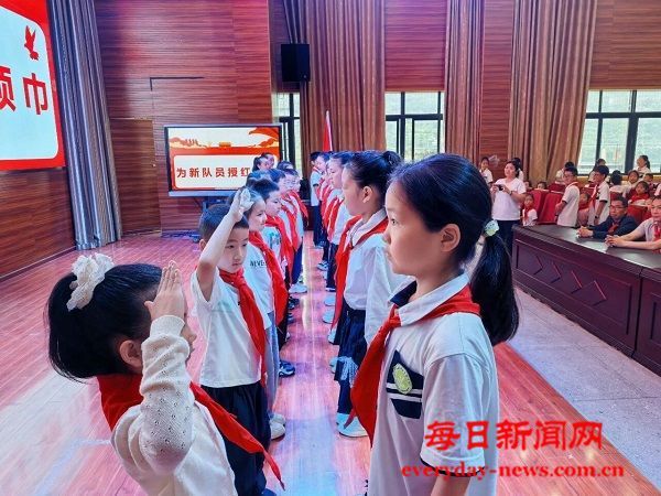 高举队旗跟党走 做新时代好少年——平昌县